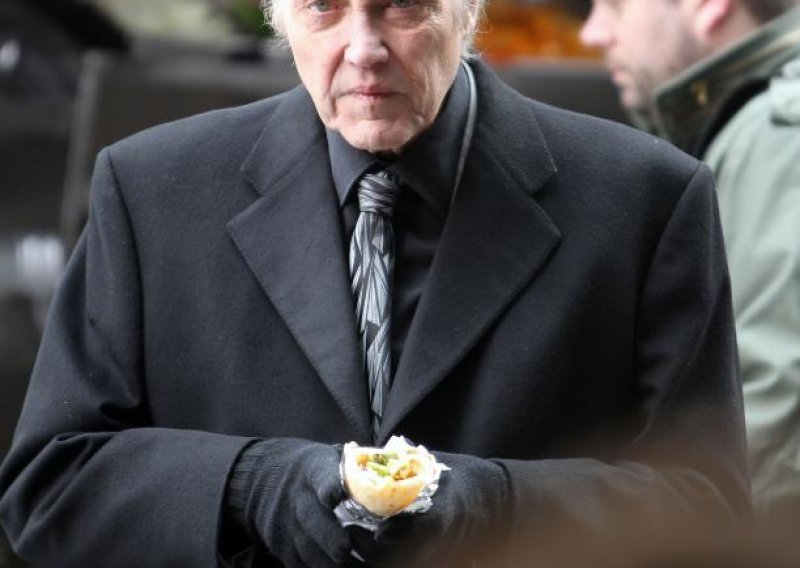 Christopher Walken je Kapetan Kuka, a Petar Pan je žena