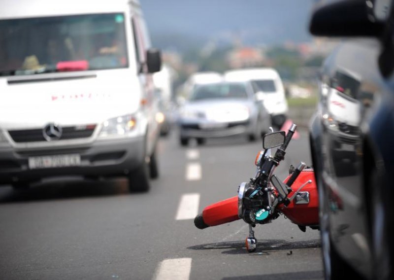 Četrnaestogodišnjak motociklom naletio na trogodišnjaka