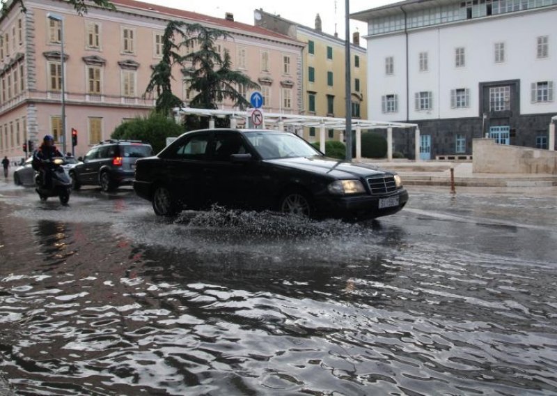 Vozači, oprezno! Voda na kolnicima