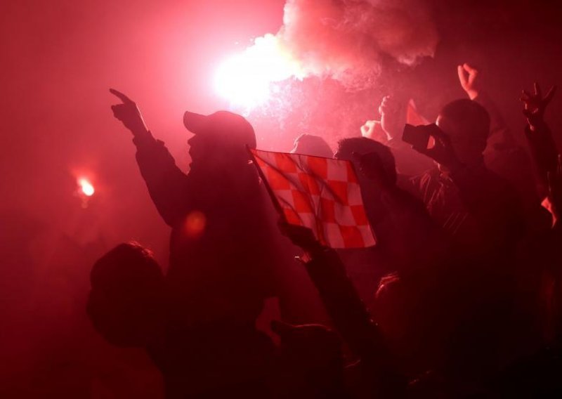 Zapalili na školskom hodniku desetak bengalki