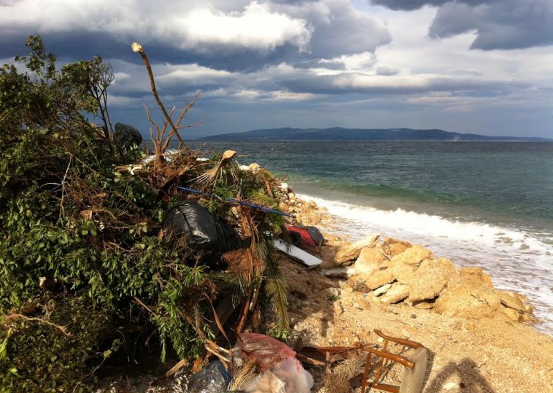 Zabranjeno spaljivanje otpada na plaži u Makarskoj