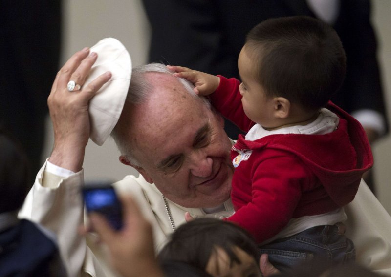 Papa je krstio djecu nevjernika! Što će hrvatski svećenici?