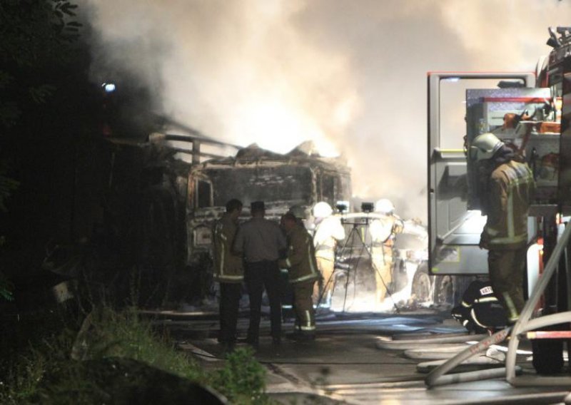 U stravičnom sudaru vozač izgorio, suvozačica teško opečena