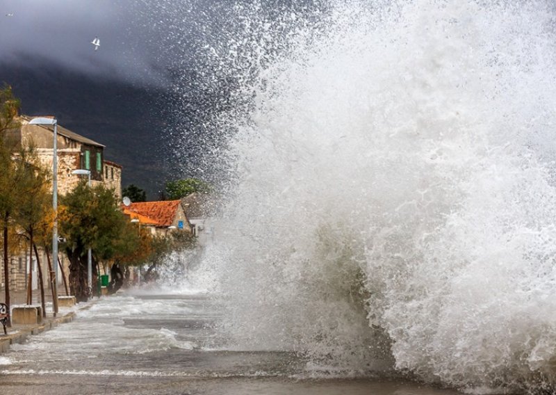 Ciklon Vedran stigao, izlijevat će se more