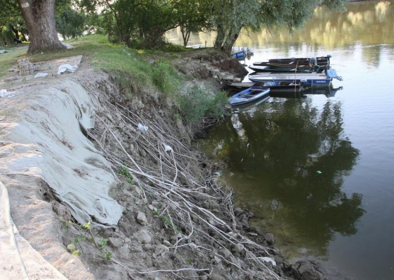 Potraga za nestalim ribolovcem koji je pao u rijeku