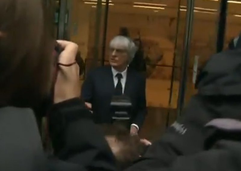 Bernie Ecclestone zbunjen rotirajućim vratima vrtio se u krug