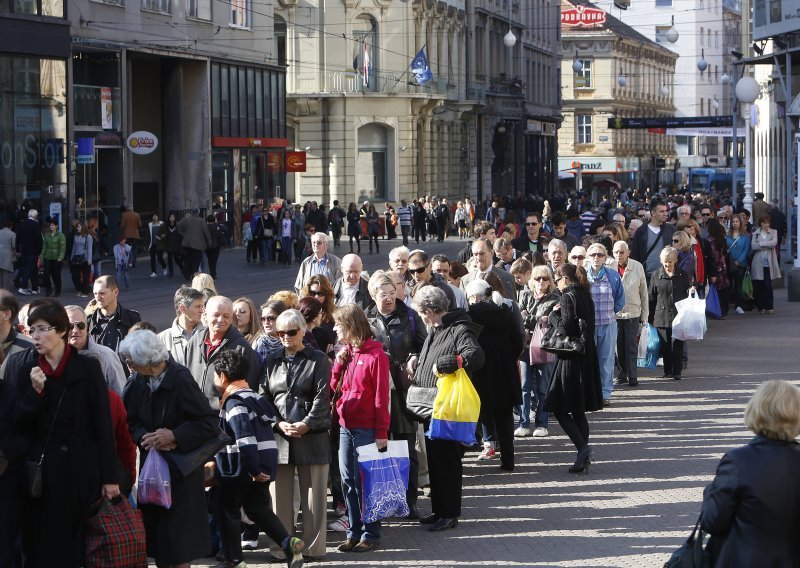 Dugačke kolone za odlazak do groblja