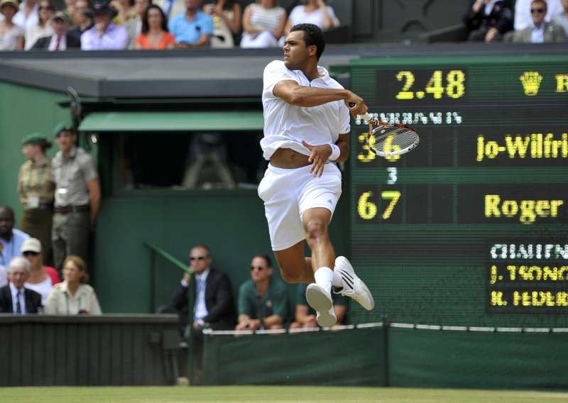 Tsonga okrenuo 0:2 i izbacio Federera!