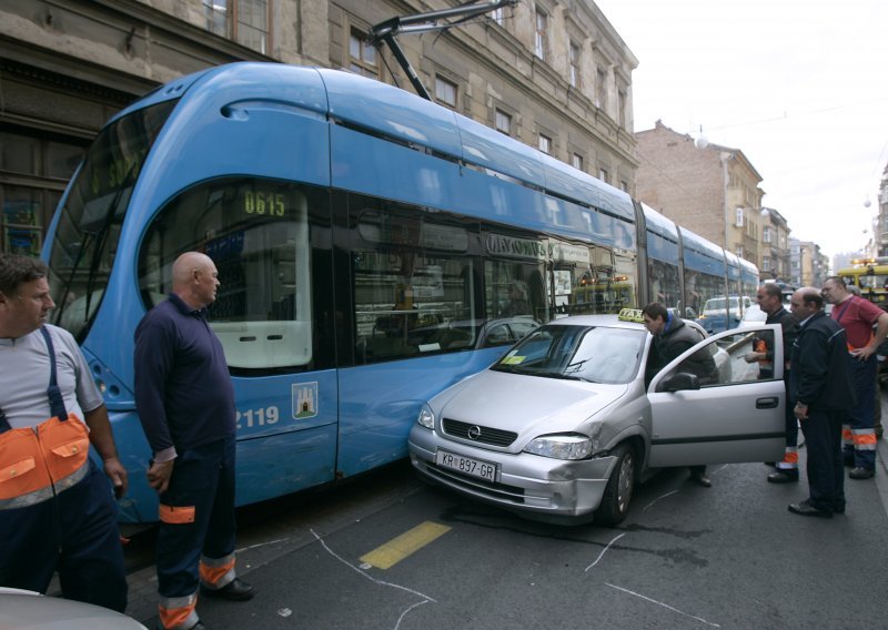 Zastoj u Ilici zbog sudara taksija i tramvaja