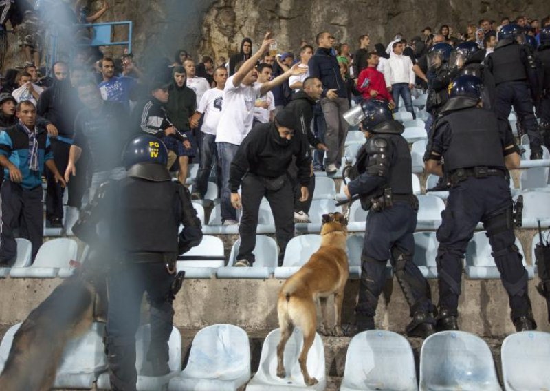 Divljanje navijača na Kantridi smirivala policija