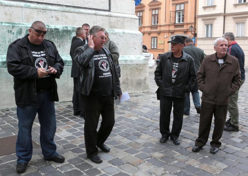 Stožer zastupnicima dijelio majice 'Stop ćirilici u Vukovaru'