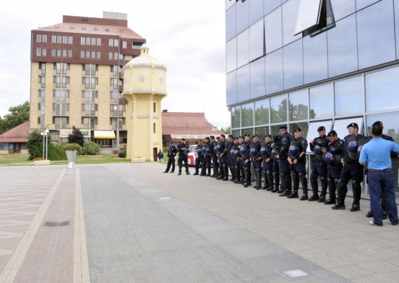 Five institutions in Vukovar with dual script signs