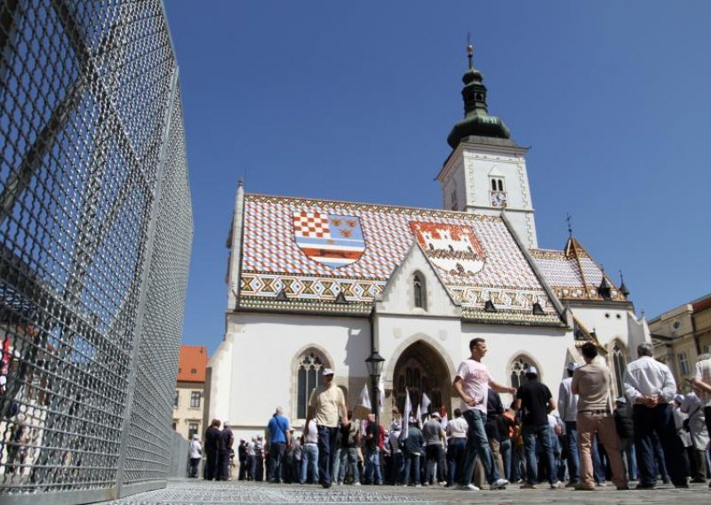 INA unionists protest outside gov't headquarters