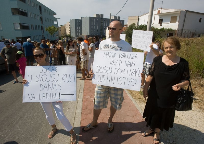 Srušila mu kuću i savjetovala da se vrati živjeti u nju!