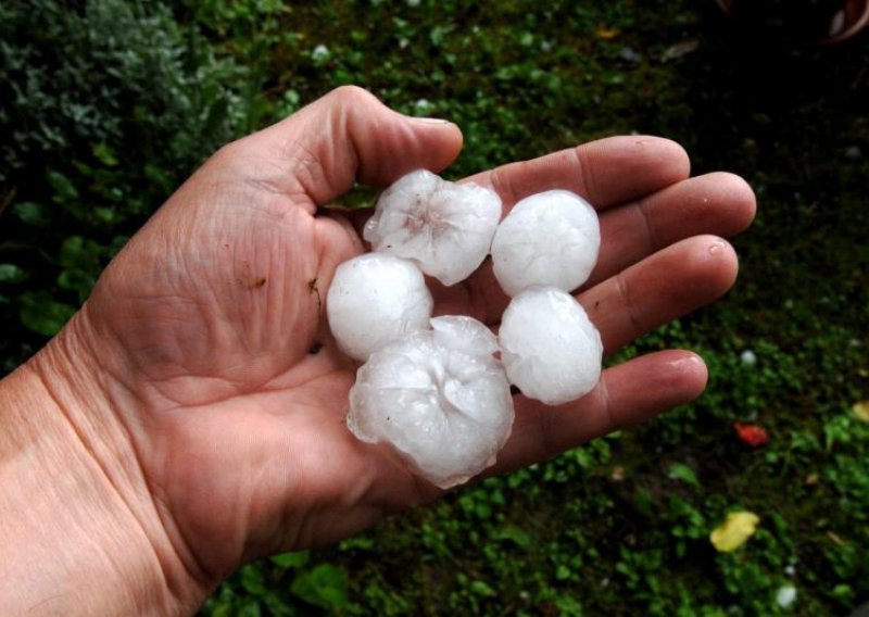 Tuča uništila nasade u Požegi, kiša potopila Knin