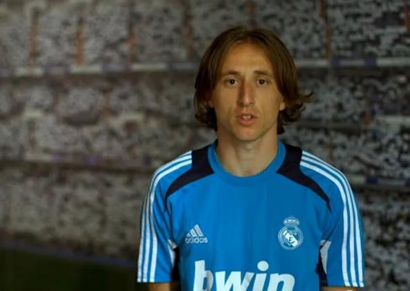 Modrić i suigrači iz Reala muku muče s engleskim!