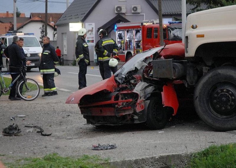 Djevojka podletjela pod kamion i poginula