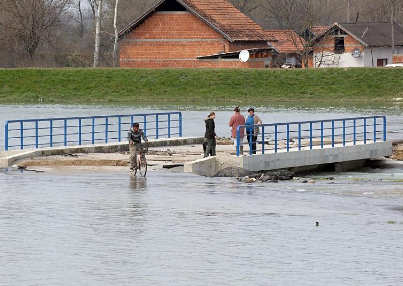 U Lonjskom polju dotrajali nasipi, voda ugrožava desetak sela