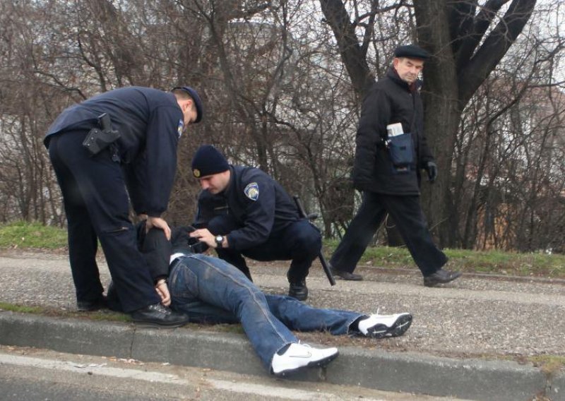 17-godišnjak ugrizao policajca, ozlijedio prst policajki i baki