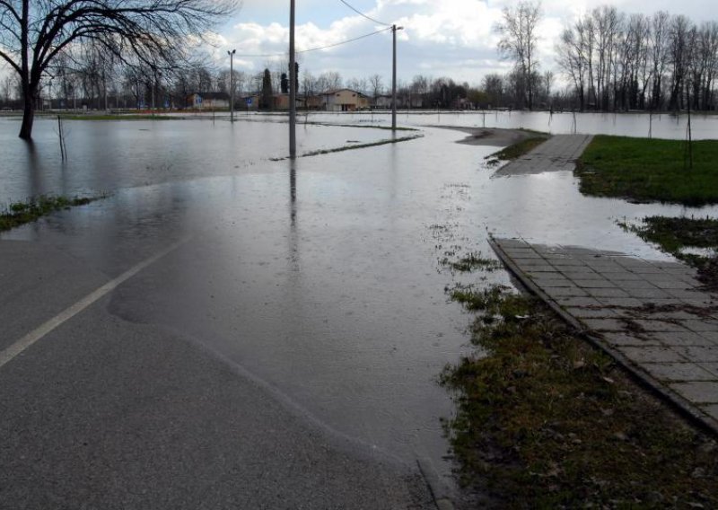 Skliski su kolnici, neke ceste zatvorene zbog poplava