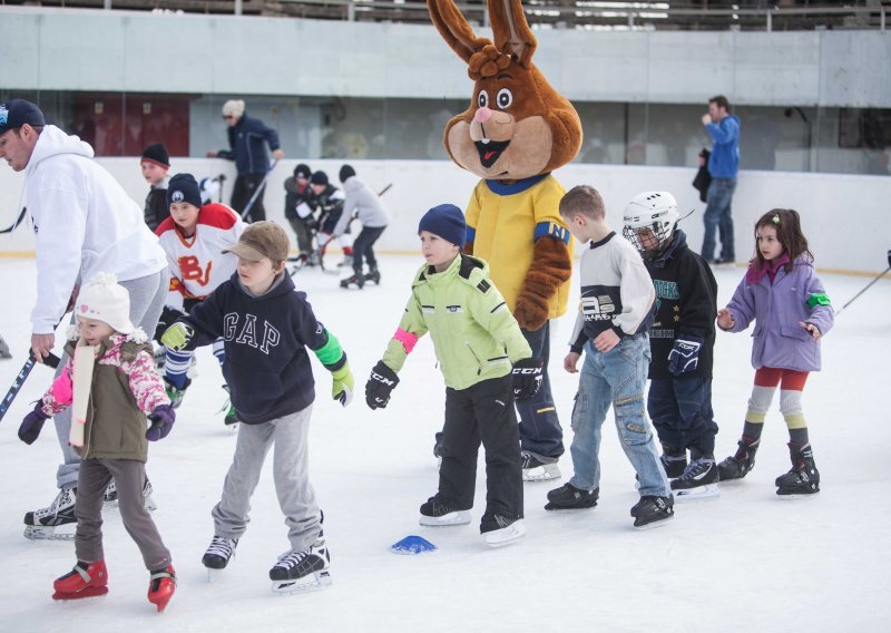 Nesquik škola hokeja sa zagrebačkim medvjedima