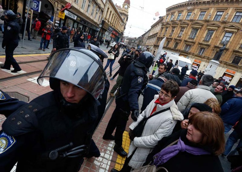 Dioki workers block one of busiest Zagreb intersections