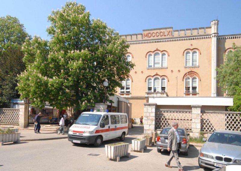 'Tuži nas, a potpisala je da odbija hospitalizaciju'