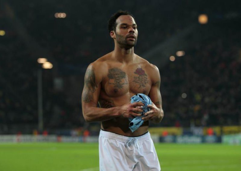 Lescott zaboravio navijače, pa ga sudac podsjetio