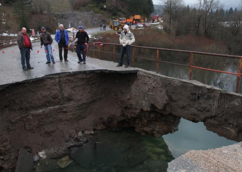 Oprez zbog magle, skliskih kolnika i odrona