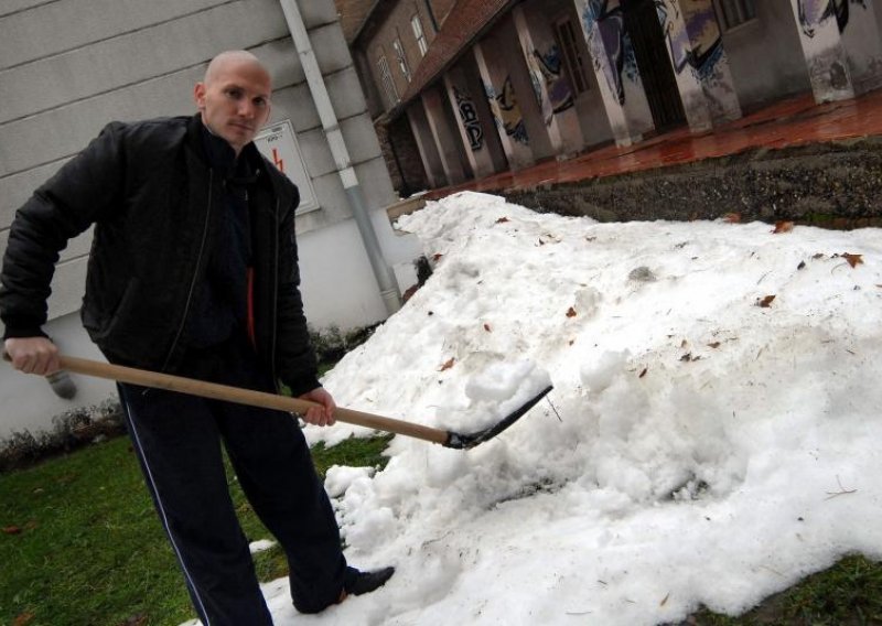 Pored vojske nezaposlenih, on je zatrpan poslom