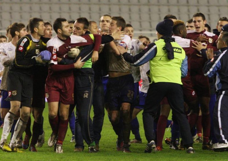 Objavljene kazne 'pjetlićima', Torcida opet napravila račun Hajduku