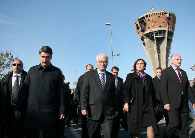 PM lays wreaths at Ovcara, Vukovar memorial cemetery