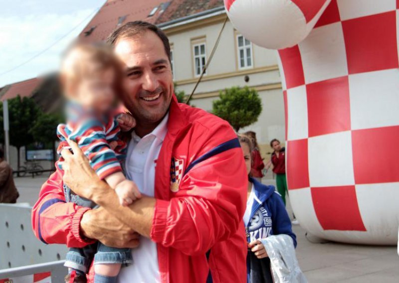 Štimac u šetnji gradom na radost malih Osječana