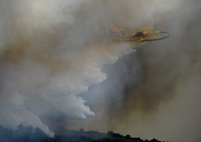 Vatra prijeti kućama, dim otežava promet autocestom