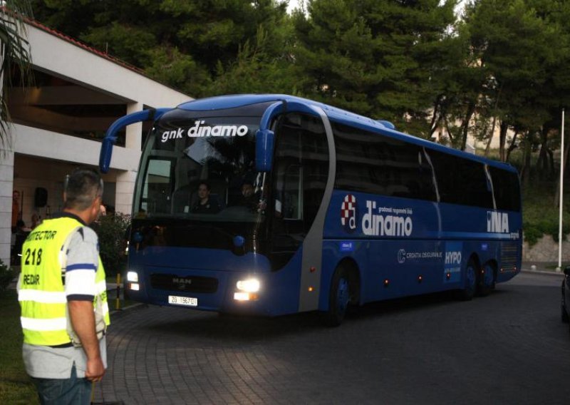 Huligani upali u autobus s Dinamovim igračima