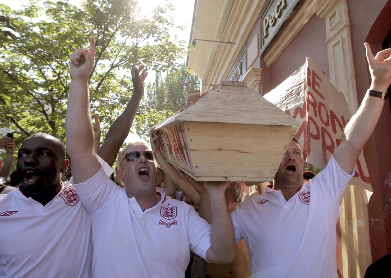 Englezi po Donjecku šetali s lijesom na rukama