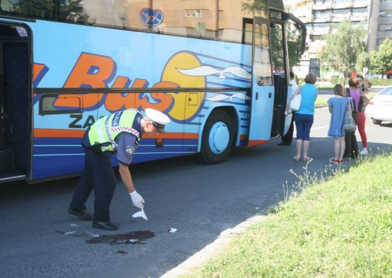 Tko je kriv za ispadanje žene iz autobusa?