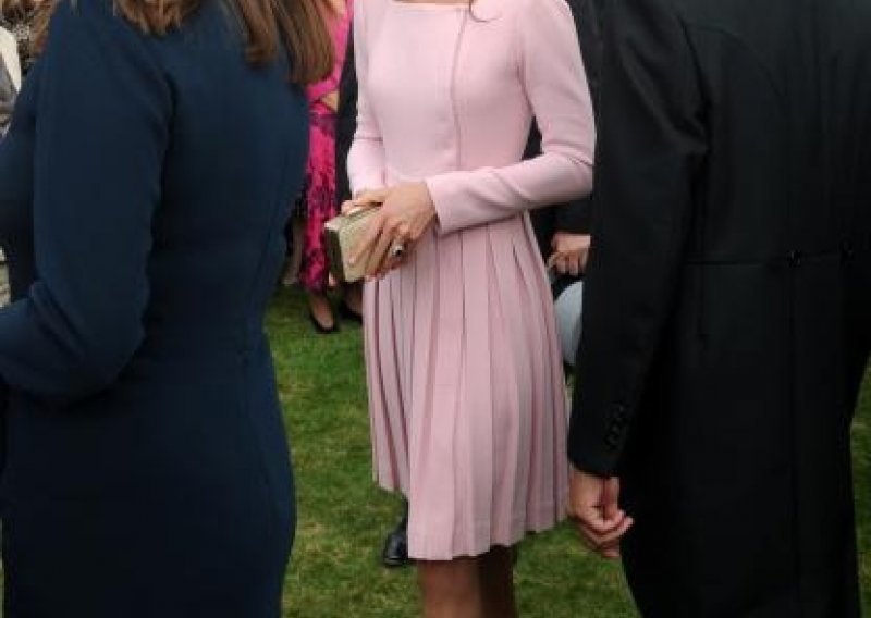 Kate pred kraljicom opet u istoj haljini
