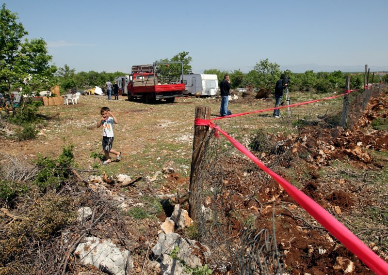 Policija privela načelnika Škabrnje zbog vrijeđanja Roma