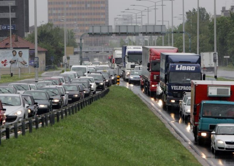 Oprezno u prometu: kiša, magla, mogući odroni...