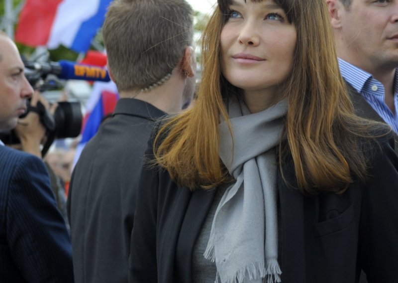 Carla Bruni ponovo šokira novim izgledom