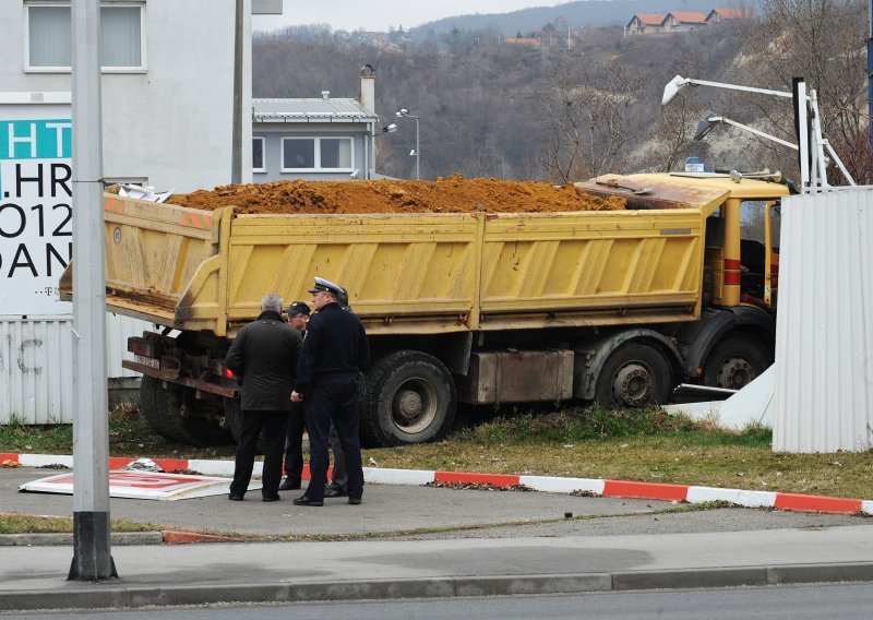 Kamionom se zabio u zid i poginuo