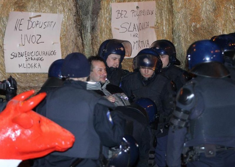 Pogledajte kako je policija privela mljekare