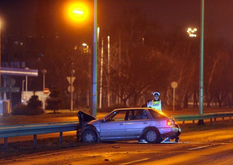 Udario u ogradu pa završio na krovu