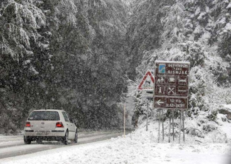 Stižu naglo zahlađenje, snijeg i olujne bure