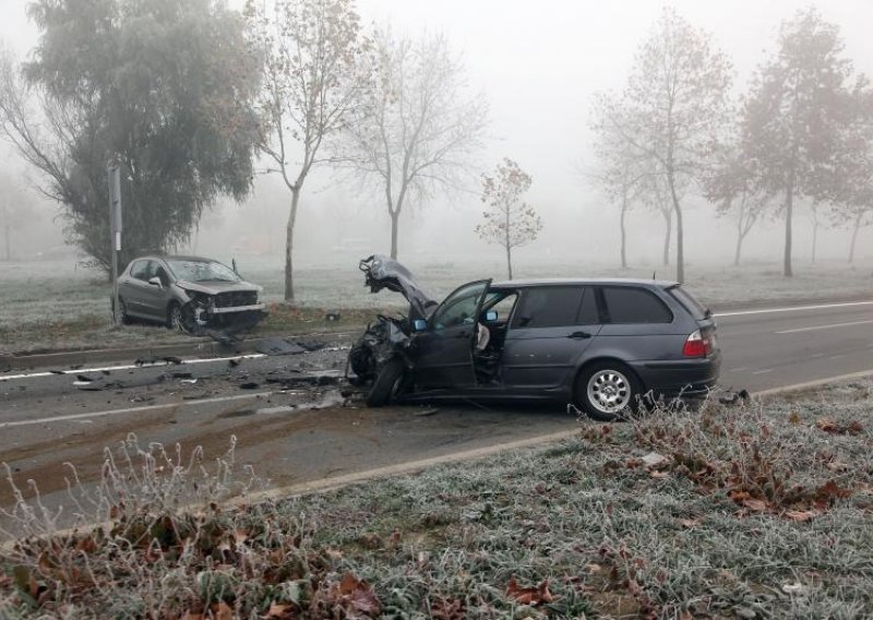 Troje ozlijeđenih u sudaru vozila na Slavonskoj aveniji