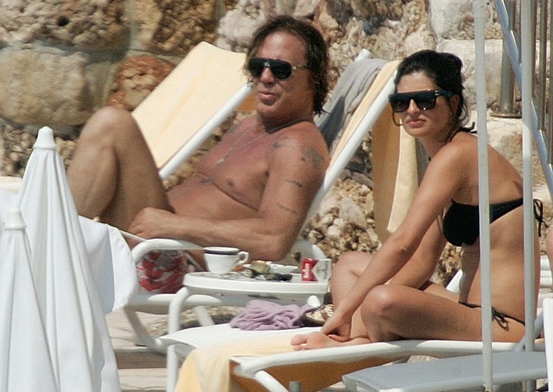 Mickey Rourke na kupanju s nepoznatom djevojkom