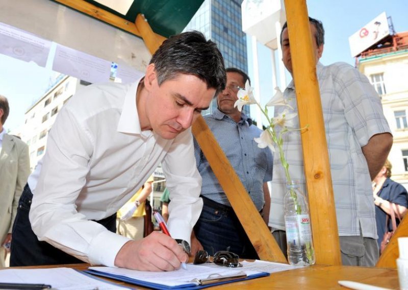 SDP leader signs petition, 57% of signatures collected so far