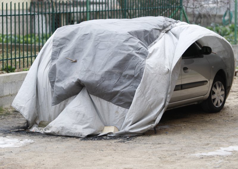 Mrtav muškarac u vozilu zahvaćenu vatrom