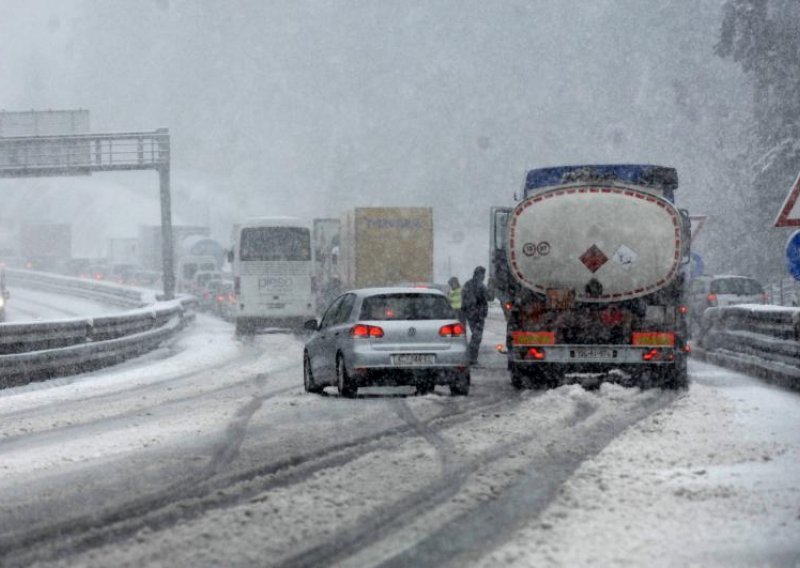 Snijeg prekinuo promet na autocesti Zagreb - Rijeka